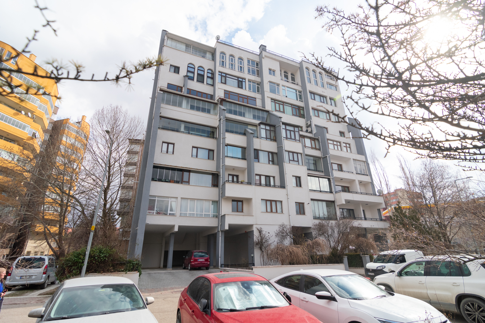 TURAN GÜNEŞ BULVARI MSB LOJMANLARI KARŞISINDA 5+1 DAİRE