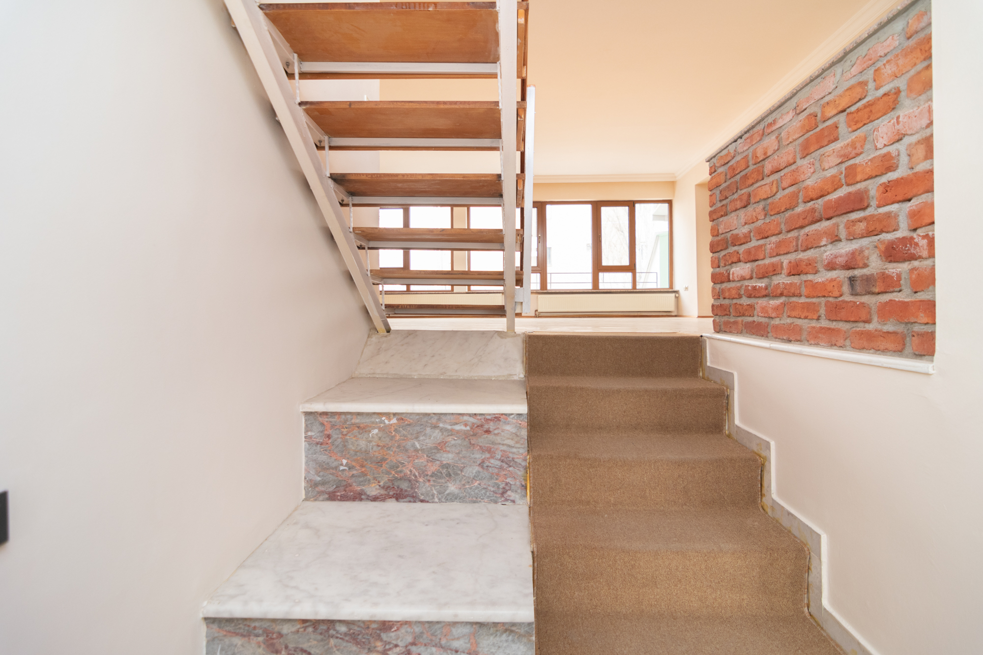 TURAN GÜNEŞ BULVARI MSB LOJMANLARI KARŞISINDA 5+1 DAİRE