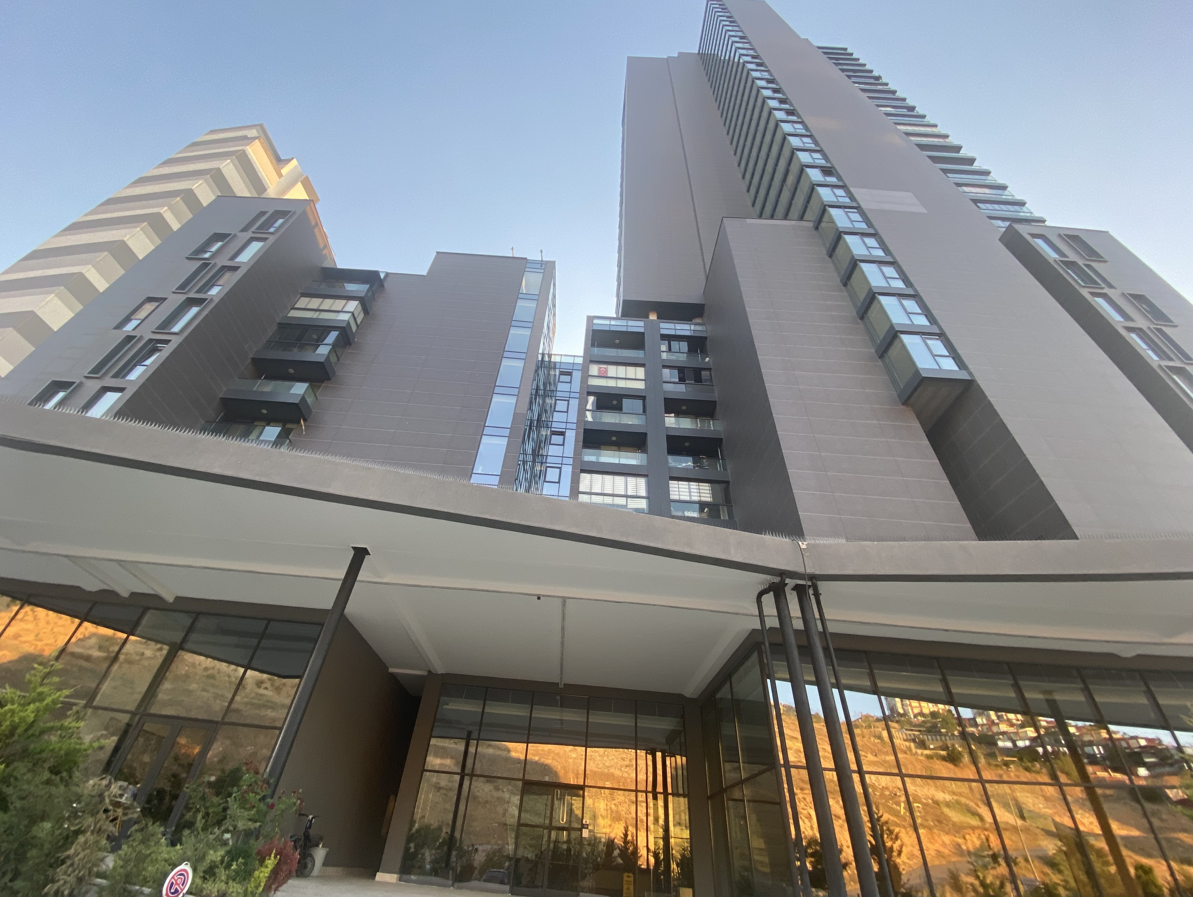 SO ÇAYYOLU SİTESİNDE SATILIK 2+1 EŞYALI ÖZEL YAPILI DAİRE